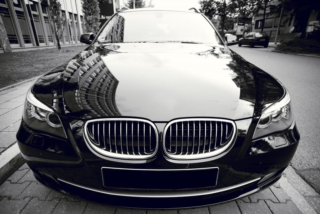 5 astuces pour faire briller une voiture noire